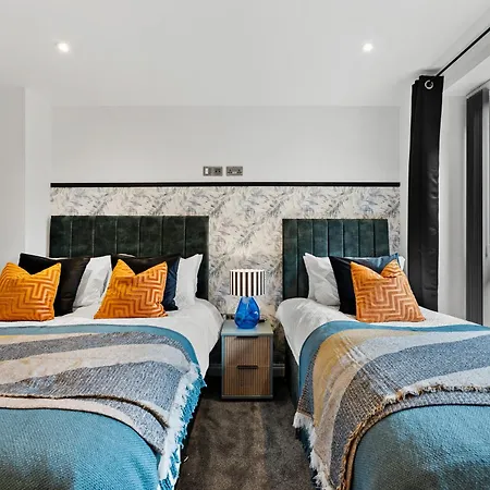 Winter Offer! Stylish Abode In - Games - Parking * Leeds (West Yorkshire)