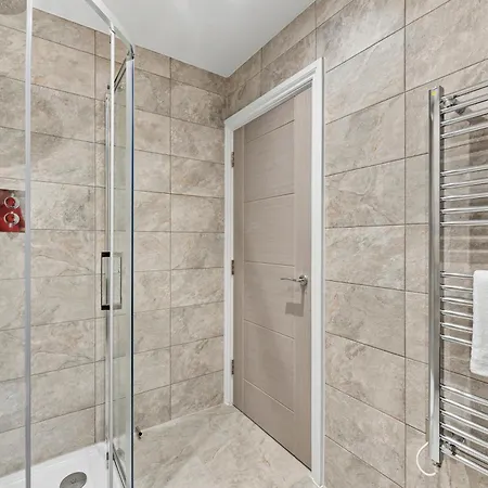 Winter Offer! Stylish Abode In - Games - Parking Leeds (West Yorkshire)