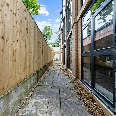 Winter Offer! Stylish Abode In - Games - Parking Leeds (West Yorkshire)