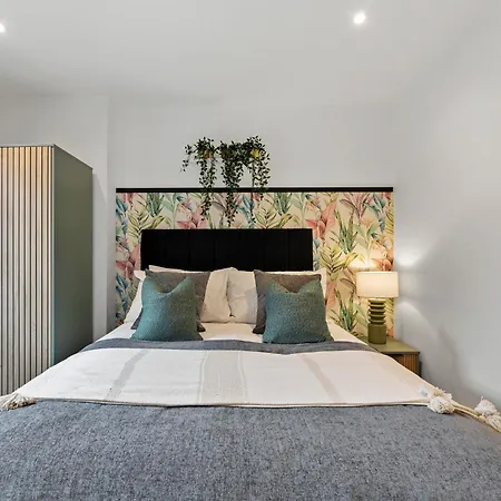 Winter Offer! Stylish Abode In - Games - Parking Leeds (West Yorkshire)