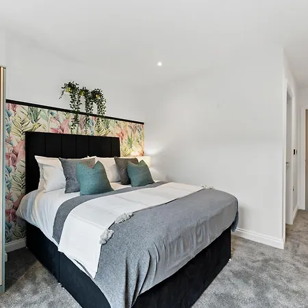 Winter Offer! Stylish Abode In - Games - Parking Leeds (West Yorkshire)