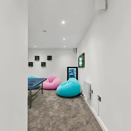 Winter Offer! Stylish Abode In - Games - Parking * Leeds (West Yorkshire)