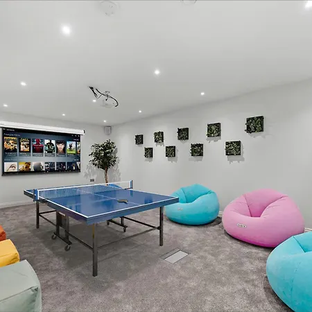 Winter Offer! Stylish Abode In - Games - Parking * Leeds (West Yorkshire)