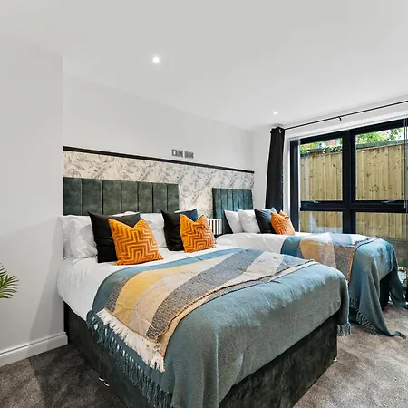 Winter Offer! Stylish Abode In - Games - Parking Leeds (West Yorkshire)