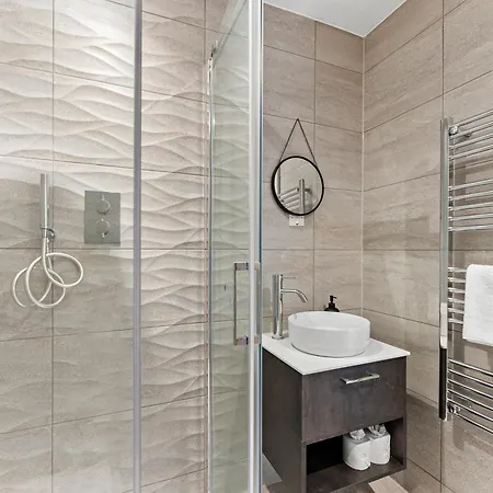 Winter Offer! Stylish Abode In - Games - Parking Apartment Leeds (West Yorkshire)