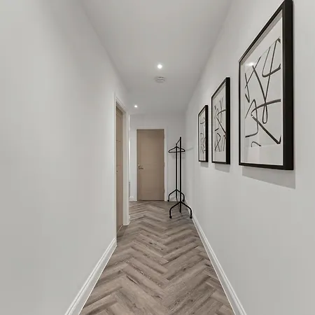 Apartment Winter Offer! Stylish Abode In - Games - Parking *