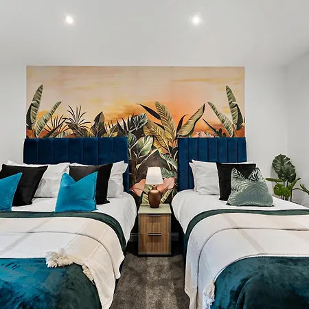 Winter Offer! Stylish Abode In - Games - Parking Leeds (West Yorkshire)