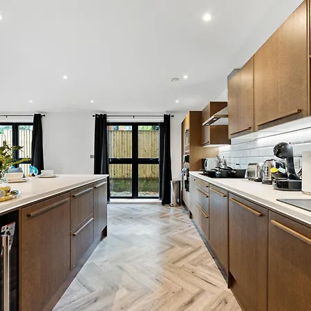 Apartment Winter Offer! Stylish Abode In - Games - Parking