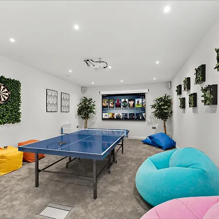 Winter Offer! Stylish Abode In - Games - Parking Leeds (West Yorkshire)